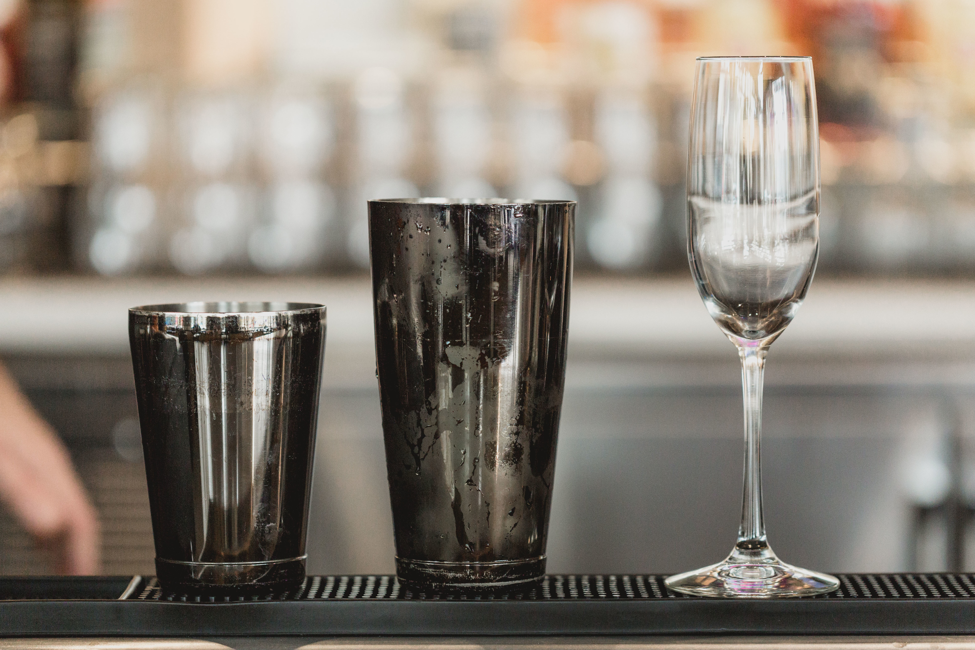 Symbolbild für MPU wegen Alkohol – leere Gläser auf einer Bar als Hinweis auf Alkoholproblematik (MPU).